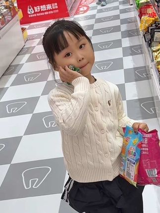 怎么会有这么古灵精怪的宝贝女鹅,搭配上这个小针织衫也太乖了吧~#女童穿搭 #polowalk童装 #女宝穿搭