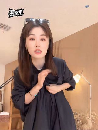姐妹们,这个衣服穿起来就是这种简单大方、干净利索的气质。