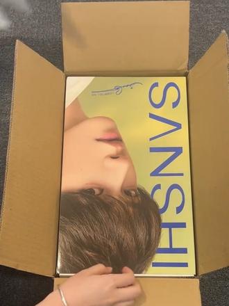 刘宇代言三式开箱(慢速展示版)
精油套组
本来想面膜套组的,在水乳跟面膜犹豫了就没了
这个也是随机刷到代言去下单的,所以
盒封还是蛮貌美可以裁下来装框
最喜欢那张金闪闪的卡跟袋子
#刘宇 #包裹开箱 #明星周边