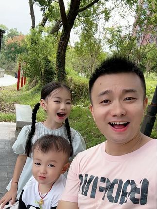 原来孩子真不在乎,去哪玩 ,玩什么,而我们大人好像会有执念,总觉得一定要带孩子们去很远的地方,去看他们没见过的东西,才会让孩子们快乐,其实很多时候,都不是孩子想去而是我们大人想去…慢慢的你会发现,不管孩子去哪他们都会玩一些简单的东西,比如挖沙子,捡石子,过家家,而他们在这些小东西上会很投入,甚至他们还会解锁一些新的玩法,其实,小孩子的快乐很简单,不一定非是奢华的游玩,而是享受父母的全心全意的陪伴,陪伴并不是一定要去多少地方,见多少人,学多少东西,而是只在于陪伴两个字。#户外亲子活动 #親子時光 #陪你长大陪你看世界 #聚小善成大爱 #dou爱公益日