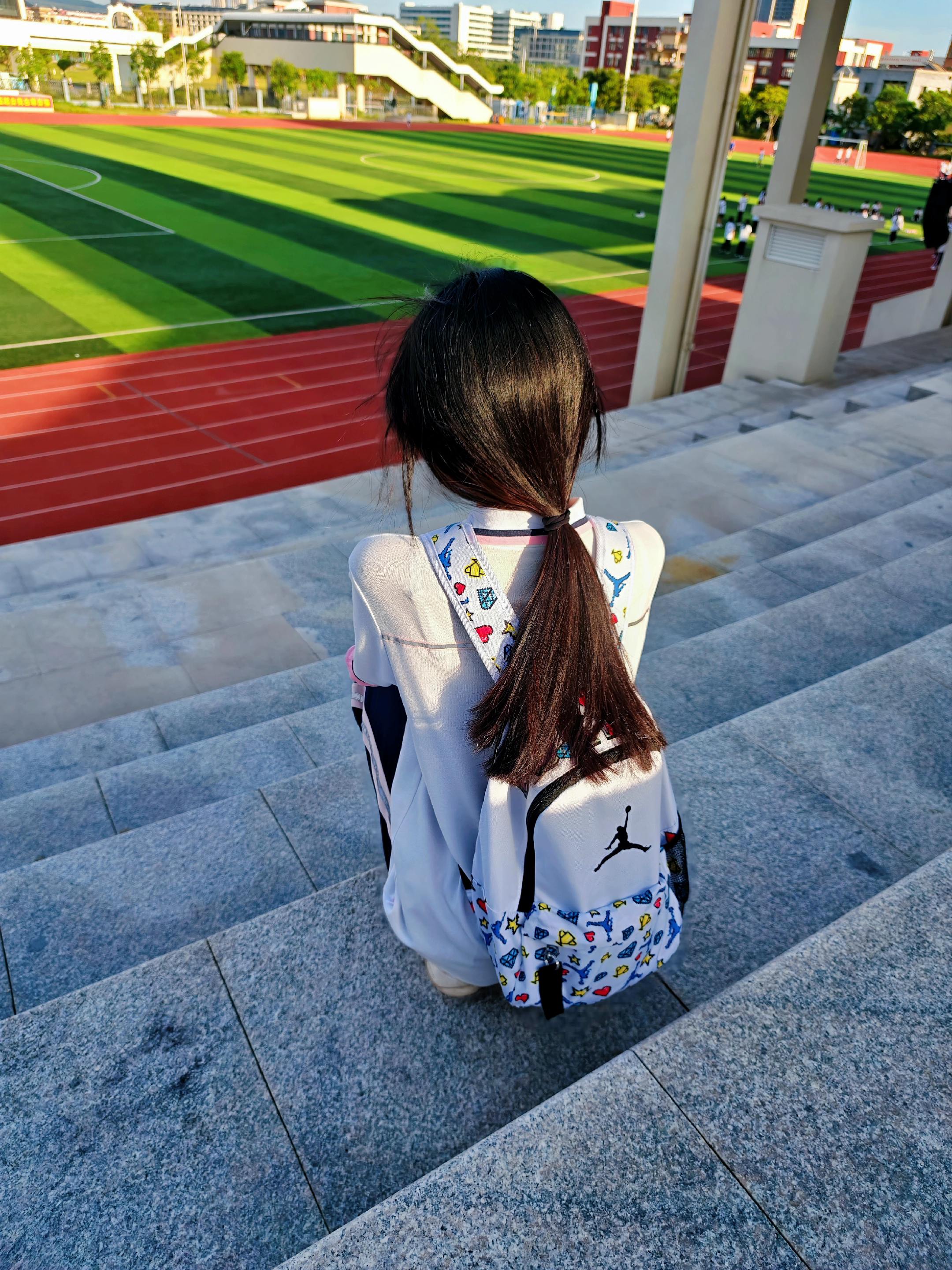 我想抓住点什么 或许是你的校服一角#校园 #背影 #拍照姿势