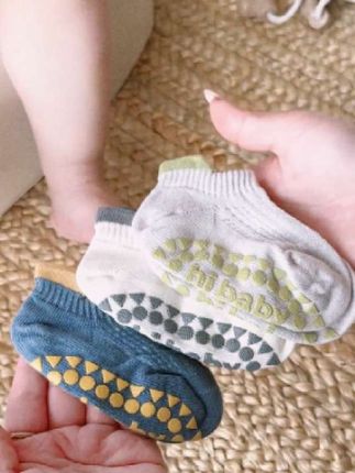 天气越来越热了,宝宝在家穿不住鞋子的,就要给他穿这种防滑的地板袜!#母婴好物#地板袜#宝宝袜子