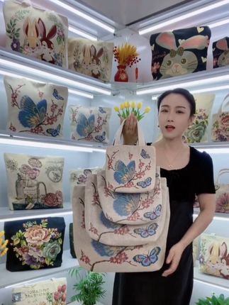 梅花蝴蝶针织刺绣金丝线双面时尚女士单肩手提包#DOU上热门@DOU+小助手 #抖音推广 #单肩包#手提包#喜欢就关注我吧