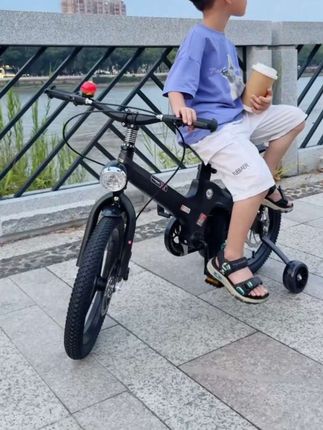 这台一体镁合金儿童自行车, 超轻车身,骑行起来一点不费力,车座车把可以上下调节,前后搭配双碟刹刹车即刹即停,骑个3到5年没问题#自行车 #辅助轮自行车 #儿童自行车 #品质好物