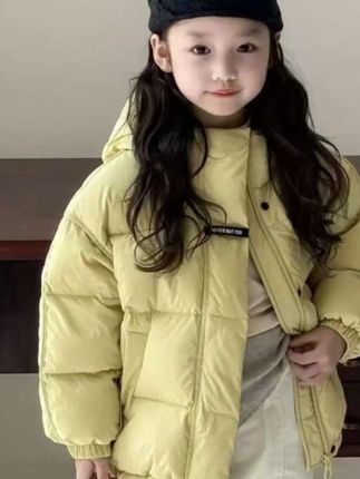 姐妹们,你们赶紧去给孩子抢这个儿童的加厚羽绒服啊!这会是反季清仓的,价格老合适了。它这个充绒量是很足的,穿上就特别的暖和,而且它是这种四层防钻绒的工艺,不用担心跑绒的问题。现在天冷了,这种厚实的羽绒服真的得提前备上了,别等到出门的时候才想起来买。#宝妈分享 #高品质童装 #羽绒服 #童装