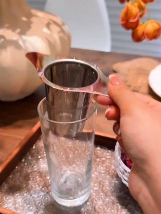 终于被我找到这个双耳小茶漏,网眼特别细,过滤完的茶水清清爽爽,而且还不挑杯子,省老多事了 #茶漏#茶具#喝茶神器#居家好物#姜枣茶