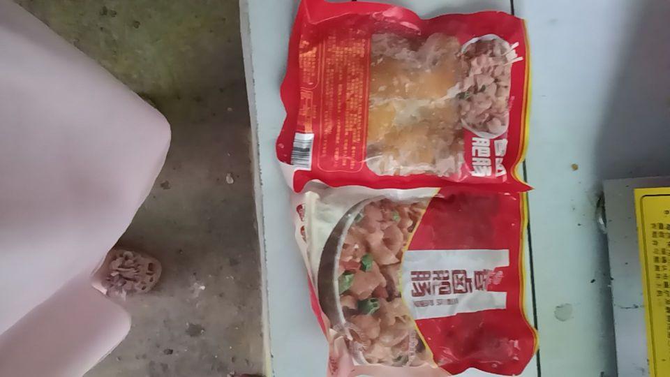 大家别买了,我买的吃了全家都拉肚子,让他退货,说熟食不能退,到现在都没退货,我买了吃了一包,剩下两包,他们不退,狗我都不敢喂它们,怕叫狗吃了拉肚子,我说的都是实话,不信大家看看,我还有两包在冰箱里,没敢吃,我提醒大家们不要买#我在抖音买买买