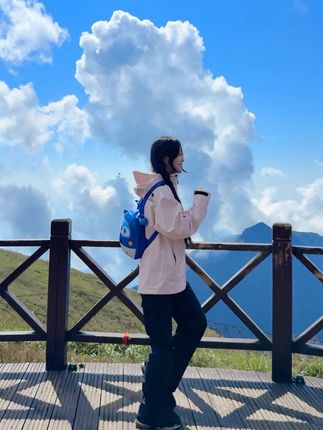 一种很新的转场方式~快跟着蜡笔小新学拍照啦#出去玩就拍这个转场 #蜡笔小新模仿秀 #转场#武功山