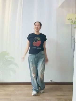 软糯的樱桃T恤🍒搭配破洞#阔腿牛仔 是不是很随性?#一学就会 #因为热爱所以坚持 #穿搭@DOU+小助手