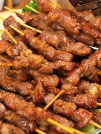 我家里三个孩子都爱吃这个安格斯牛肉串,所以我又囤了一冰箱,不用腌制也不用穿串,直接放入空气炸锅两百度十分钟就做好了,简单方便又好吃,喜欢的朋友赶紧试试吧#安格斯牛肉串#外焦里嫩#大人小孩都爱吃的