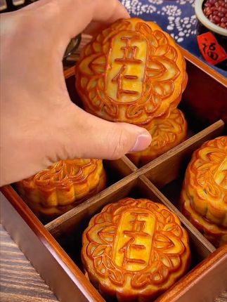 #手工老式正宗五仁月饼 #五仁月饼 #真材实料纯手工月饼 #这也太好吃了 #中式糕点