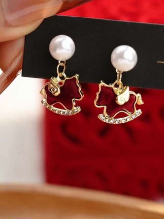 耳饰赛道文案素材 - 红色小马造型超吸睛,搭配珍珠和闪钻超精致 日常佩戴超百搭,氛围感直接拉满!#耳饰 #红色系 #耳环 #礼物 #美出高级感 - 无瑕饰品作品