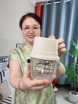 这款高品质的十页刀片高硼硅玻璃料理机,不但可以打葱姜蒜末,还可以搅肉泥给宝宝辅食,用处特别特别多#厨房好物 #料理机 #打蒜器 #辅食机#家居好物
