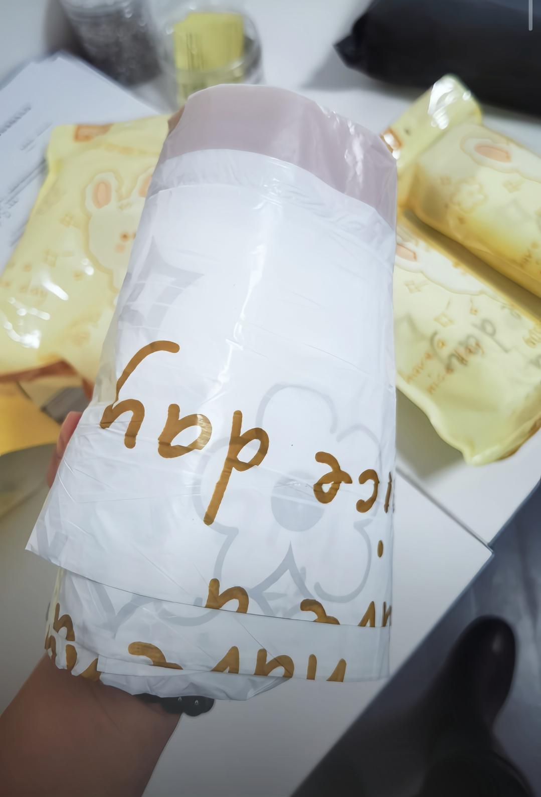 免撕抽绳垃圾袋。#买它 宝子们!OKISS的抽绳垃圾袋太可了~软萌小兔图案,还有“have a nice day”的温馨字样,颜值直接拉满!抽绳设计超方便,一提一拉就封口,再也不用费劲打结啦。容量也大,日常用或者装些小杂物都很合适,实用又好看,闭眼入不亏~#强烈推荐 #必备 #生活中的小确幸