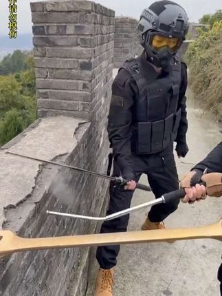 不管是男人还是女人,车里都可以放上这样一根伸缩棍,遇到紧急情况,它能帮到你。#伸缩棍#车载好物 #登山杖 #破窗器