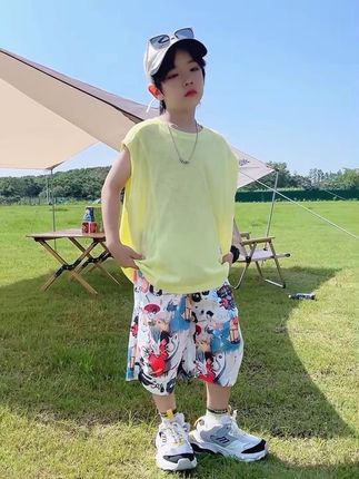 宝妈们看过来❗❗ 夏季男童穿搭宝藏套装来啦✨ ,亮黄色无袖上衣,轻薄透气,像把小凉风穿身上🌬 图案短裤童趣满满,跑跳玩耍不闷汗💦 ,搭配运动鞋,活力又时髦~带娃户外撒欢、露营🏕 穿这套,帅气又舒服,娃开心,咱也省心🥰 ,快给家里小帅哥安排,轻松拿捏夏日潮童范儿👦 #男童夏季穿搭 #儿童套装 #夏日潮娃
