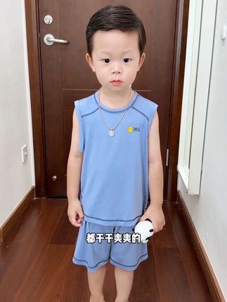 夏天儿子特别怕热,就给他穿这种莫代尔家居服小套装,凉飕飕滑溜溜的,就像行走的小空调一样,舒服又凉快#夏季穿搭 #轻薄透气 #萌娃穿搭 #夏季穿搭 #儿童家居服