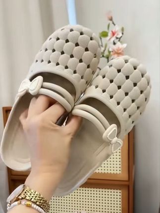 公主风包头凉拖,PVC材质清透亮眼。蝴蝶结缀出甜美元气,实用百搭,外穿也能踩出满满少女感#好穿不累脚 #凉拖鞋 #公主风 #拖鞋 #防滑