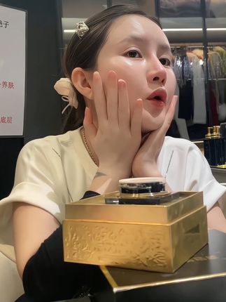娜姐怀孕都在用的贵妇膏,养肤型不伤肤,而且奶油般慕斯质地顺滑好推开,不卡粉不假白,一分钟快速搞定底妆,懒人用它,宝妈党用它,素颜丑用它#娜姐呀❗ #贵妇膏