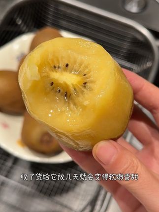 找到个又甜又多汁的黄心猕猴桃,软软糯糯太好吃了!!!!#应季水果 #软糯香甜 #爆汁