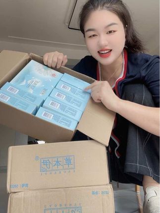谁还当外面的大冤种啊,合下来个位数三盒的姨妈巾竟然被我找到了,还可以里面添加了植萃精华,对女生很友好,而且还是这种级别认证的。一盒里面有六片,打开就能闻到一股淡淡的艾草香,铝膜包装干净又卫生,它是这种超薄棉柔的,可以达到无感贴合,薄薄一片可真能吸啊!吸完清清爽爽,一点都不反渗量,量大姐妹也能闭眼入#卫生斤