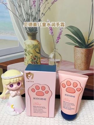 入秋了,孩子的护手霜也该安排起来了。贝德美的小猫爪护手霜,淡淡的蜜桃香味很好闻,挤出来是这种奶油质地,很好推开,涂完小手润润的,也不粘腻。它里面添加了双重维它命,可以持续滋润皮肤,还能增强皮肤屏障。这么可爱的小猫爪造型,孩子自己都会抢着涂。#贝德美儿童水润手霜#儿童护手霜 推荐#学生党必备 #宝宝好物推荐 #每日护肤