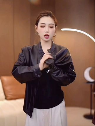 2025秋冬新款品,海宁真皮皮衣,休闲百搭,谁穿谁好看的皮衣来了!蝙蝠袖的设计超遮肉,短款的版型也很显高显腿长,而且还是羊皮的,上身柔软舒服,一点也不僵硬。喜欢穿皮衣的姐妹们真的可以试试这件,怎么搭都好看!