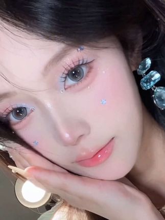 不会画下睫毛的姐妹们看过来,就是这个一贴一个准的下睫毛神器!它完全不用沾一点胶水,就这么轻轻一放就贴好了!而且不管你怎么眨眼都不会掉,真的太适合手残党了!有了它之后,我连 mascara 都省了,每天化妆都变得超级快!这么好用的东西一定要安利给大家!#假睫毛 #眼睫毛 #下睫毛 #眼妆 #美妆