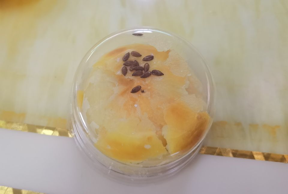 发货后物流很快,包装完好,送礼很不错,蛋黄酥不油不腻,皮酥香、内馅儿很细腻,麻薯拉丝软糯,很好吃#我在抖音买买买