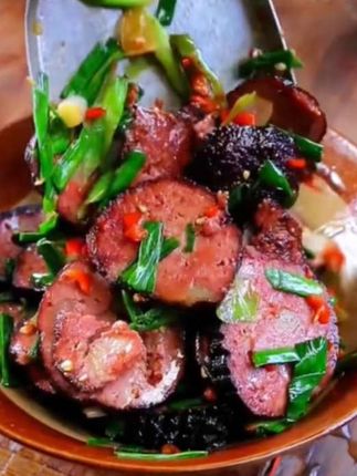 湖南的特色菜,猪血丸子炒腊肉你们吃过吗?#家乡特产 #猪血丸子 #我为家乡农产品代言#太好吃了 #快来一起尝个鲜