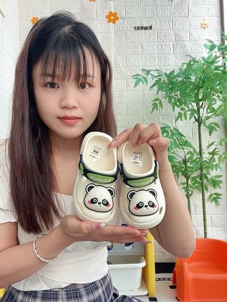 给3岁以内的孩子选拖鞋,一定要选这种#学步机能鞋 还要轻便,#巴拉巴拉 这款#洞洞鞋 款式好看,孩子穿着舒服不掉跟#巴拉巴拉洞洞鞋 #品质童鞋