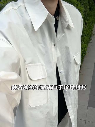 白衬衫|秋天的少年感,这件给足了🤍 #无性别穿搭 #衬衫穿搭 #外套穿搭 #小众穿搭 #纯棉衬衫 秋天的少年感来自于这件衬衫✨ 白色工装衬衫+黑T内搭,干净又阳光,简约设计自带少年感,走在街头就是青春本人~ 谁懂这种清爽的秋日少年感,这件衬衫直接把青春焊在身上!