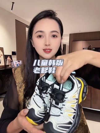 拿到手的品质是真的好,超轻,而且是防滑耐磨的鞋底,上脚太潮太酷了,随便搭配衣服都好看#高品质时尚童鞋 #好穿不累脚 #厂家直发品质保证