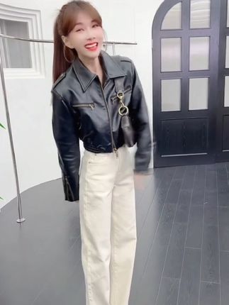 会穿是魅力,会搭是能力,时尚与年龄无关,穿出自己喜欢的样子#白色牛仔裤  高腰版型遮肉又显瘦#通勤搭配#又美又飒 #洋气减龄 #秋冬穿搭  时尚女装