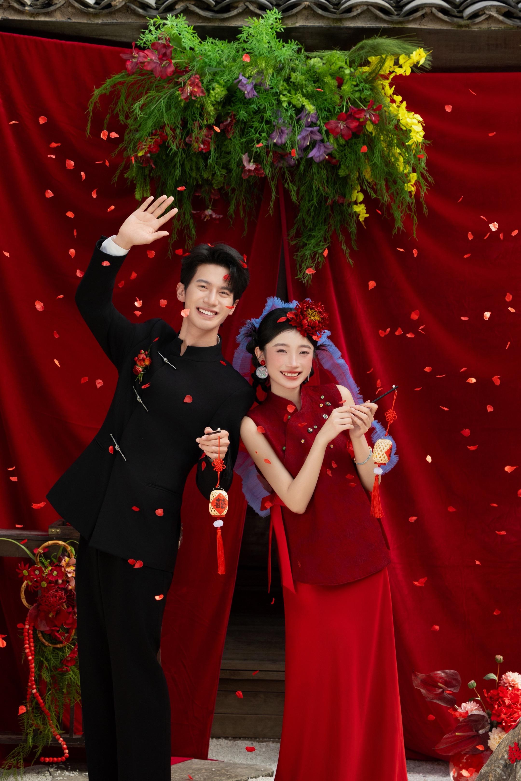 婚照邪修🏮生命力的国风喜嫁我同时拥有啦。风格调性: 喜嫁 | 生命力 | 国风 | 新中式 大理旅拍X喜嫁 . ❤吾家有喜啦! 新中式婚纱照完全就是中国宝宝的舒适区 🏮喜扇,灯笼,青瓦,庭院 浓郁复古的中国红色调 🧧俏皮喜庆却不落俗套 有一种气血很足的美 . #云南旅拍婚纱照#大理婚纱照#新中式婚纱照#新中式喜嫁婚纱照#俏皮喜嫁风婚纱照