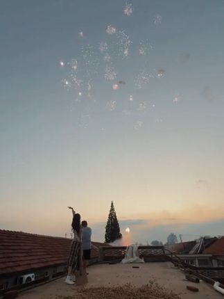 昨天的财神节 和男朋友一起回奶奶家 老家总是最有节日气氛的 我们一起在平房上乘凉看夕阳 老家的屋顶 花生晒出一地金黄 忽然烟花在天空炸开 把红砖红瓦的村落映得透亮 花生的质朴裹着烟花的绚烂 平房上的视角太好 赶紧记录下此刻