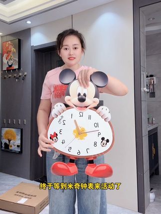 超可爱的#米奇挂钟,一对可爱的小脚丫一扭一扭的,真的超萌~看着心情美美哒!静音机芯准时耐用,防滑水晶膜,高透耐磨,质量质感都非常好,无论挂在客厅餐厅都好好看!!#挂钟#客厅时钟摆件 #摆件装饰品 #温馨的小窝家的样子