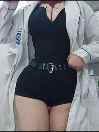 不是说黑色显瘦吗?那……?#微胖 #反差 #肉腿 #梨形身材