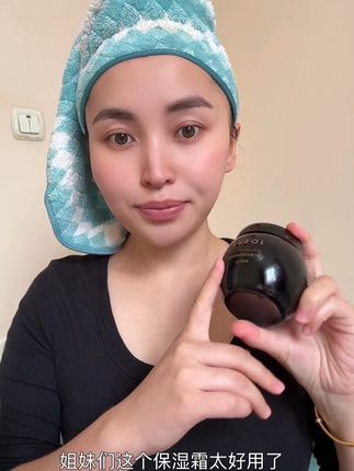 想要皮肤好,面霜少不了!这个六胜肽玻尿酸弹弹保湿霜真的很好用,里面添加了玻尿酸和六胜肽,品功效,「权威检测,功效实证」拥有保湿、紧致双重功效报告,一抹肌肤紧、弹、润,淡纹细嫩平滑、紧致轮廓。而且还是菁纯四季面霜,一年四季都能用,赶紧囤起来吧!#紧致皮肤淡化细纹干纹 #保湿补水