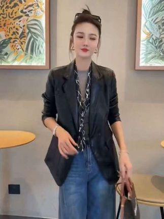 #看我把穿搭逆袭#常规款常规V领加棉冬款,长袖皮衣上衣轻奢小众短款短外套#今年最流行穿搭 #时尚气质穿搭 @DOU+小助手