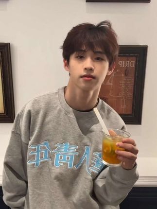 这拙劣的伪装 能撑到谢幕吗 #单眼皮#日常分享 #呆毛王