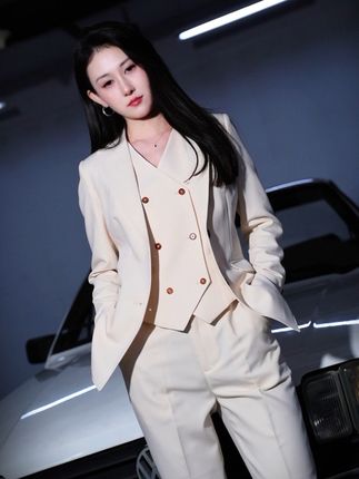 你永远不知道开普桑的女人后备箱里装的什么 #汽车小姐姐 #普桑 #可儿爱上车 #开普桑的小姐姐 #运镜