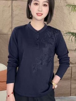 藏青色的温柔,绣花点缀如诗,纽扣轻扣心弦。✨简约中透着不凡的优雅,日常穿搭的点睛之笔。#减龄气质 #时尚洋气