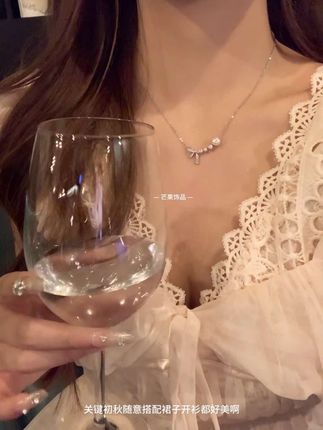 谁戴谁好看的蝴蝶结项链分享 精致小蝴蝶结搭配珍珠戴上超显锁骨美,日常搭各种裙子开衫都好看,我是真的好爱啊#项链推荐 #锁骨链 #饰品搭配不能少 #毛衣链搭配 #早秋穿搭