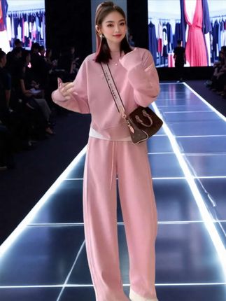 高级感时髦粉色卫衣两件套女春秋松弛感显瘦长袖圆领套装#高级感穿搭#气质穿搭#显瘦穿搭#卫衣套装 #春秋穿搭