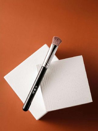 真的被这把三角刷拿捏住了!普通的哑光刷刷毛太硬,上脸不服帖,还容易结块。三角高光刷柔软亲肤,上脸很服帖,提亮效果也很不错。还可以用来遮盖黑眼圈,轻轻松松就能搞定。三角形状贴合面部轮廓,刷毛细腻柔软,不扎皮肤,姐妹们赶紧入手吧!#眼妆 #美妆美妆 #眼妆教程 #腮红 #美妆