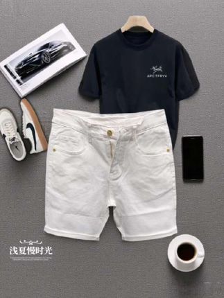 救命!这条白牛仔短裤也太显腿长了吧!男生夏季封神穿搭单品 家人们谁懂啊!挖到一条穿上就不想脱的神仙短裤!! 今年夏天男生必入的白色牛仔4分裤被我找到啦~ 弹力面料,深蹲跑步都超自在!!显瘦绝绝子的修身版型 腿型直接拉成漫画比例。 搭配T恤+老爹鞋就是少年感天花板,套件衬衫秒变ins博主氛围感 通勤约会两不误。 这个夏天想当清爽系男高的宝子闭眼冲! #牛仔短裤 #夏季新款 #夏季穿搭 #男生短裤推荐 #夏日度假穿什么