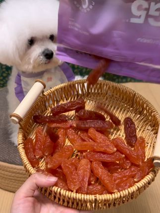 没有小狗不爱吃小肉肠吧 满口肉香 一口一个 根本停不下来#萌宠好物#家有馋狗