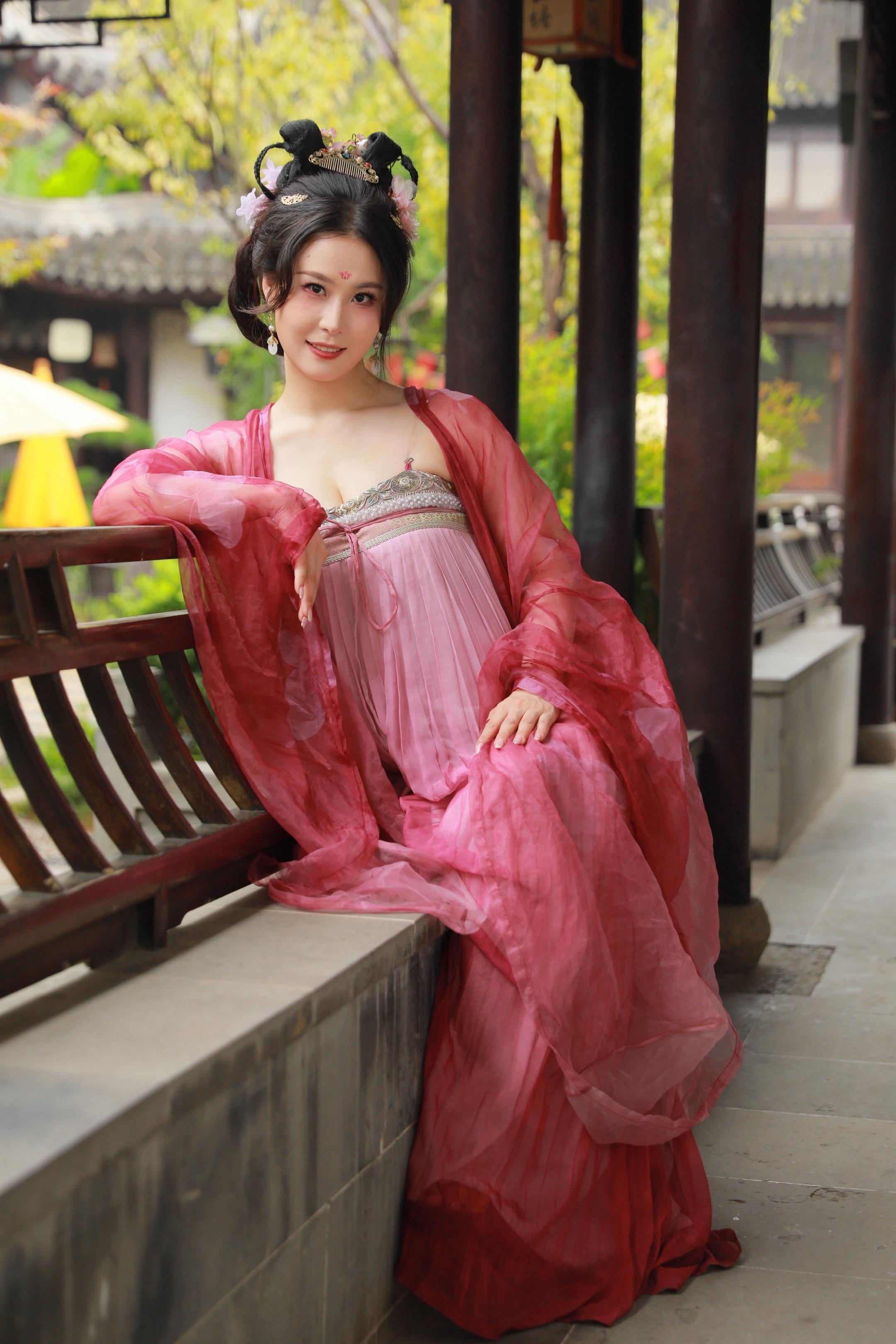 我才不要清冷温婉 我要当这最娇贵俏皮的大小姐 #国风古韵 #小唐风汉服  #古典美 #中式风穿搭