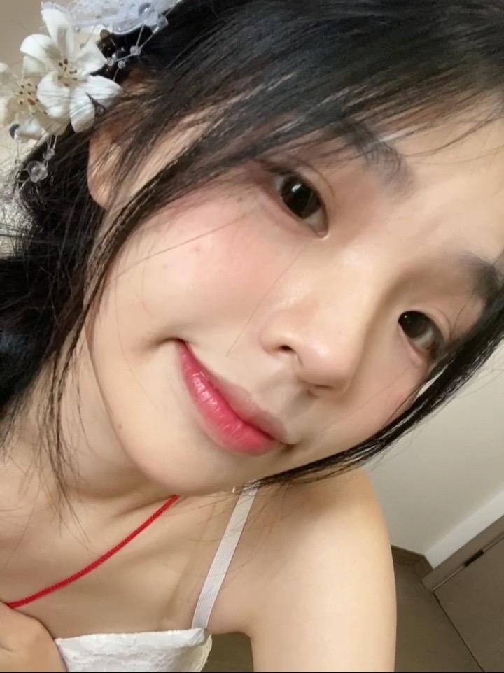 人生若只如初见就好了 大部分人都这样想着 初见时 彼此都小心翼翼地呵护着这段初成的关系 一点点的猜着对方的心思 生怕错过 因为不熟悉彼此 对方的好与坏由自己的想象赋予 所以一段关系逐渐黯淡 出现嫌隙 争吵和伤害 于是 那些曾经的美好瞬间 无法割舍的也只能寄托在 人生若只如初见 这样的愿景中 我有时候会感慨当初那么好 怎么突然就疏远了呢 我时常陷入这个死胡同反复去斟酌 我很珍视一段关系 我总以为我可以和眼前的人一直好下去 我也天真的以为眼前人可以永远和我如胶似漆 可这一切只不过是我的虚幻罢了 梦醒了 我曾珍视的关系也随时间悄悄远去了 或许有时会觉得很遗憾 也想回某一个特定的场景 但其实是没有用的 人生若只如初见就好了 亲爱的 如果人生有撤回键 我愿意撤回那些曾经和你在一起所有以为幸福的瞬间